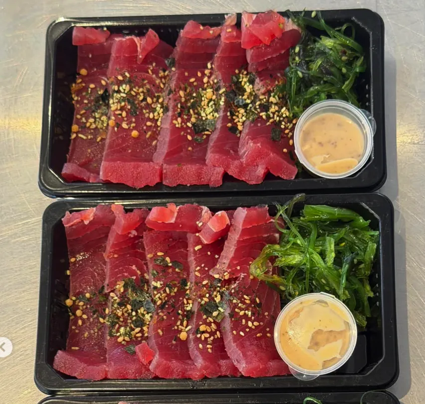 Verse tonijnsashimi met zeewiersalade en dipsaus
