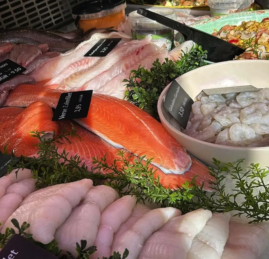 Verse visfilets in de koeltoonbank, waaronder zalmfilet