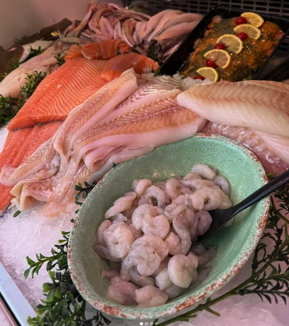 Verse vistoonbank van Gerie's met zalmfilet, witvisfilets en Hollandse garnalen op ijs