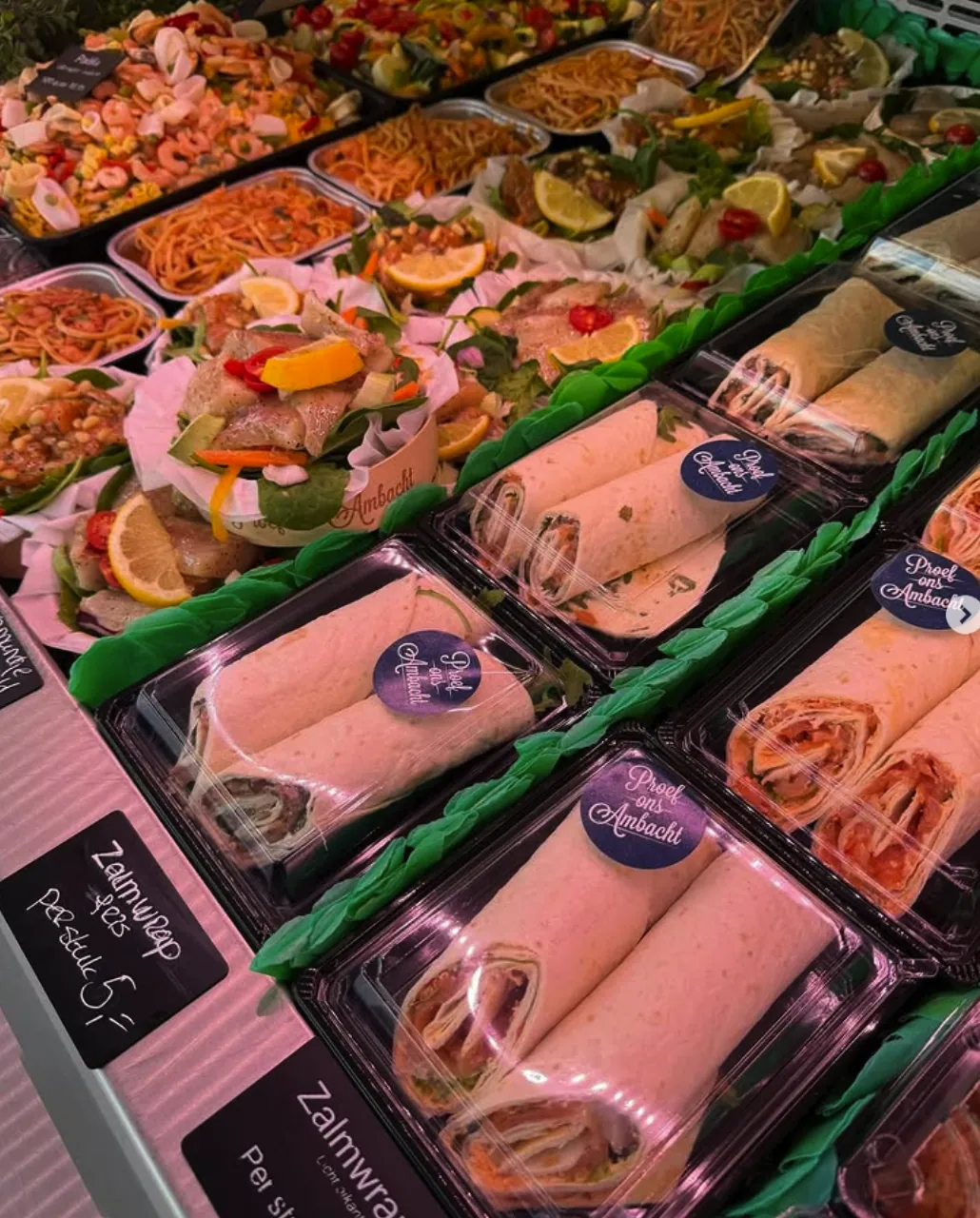 Koeltoonbank van Gerie's met zalmwraps, salades en gerechten uit eigen keuken